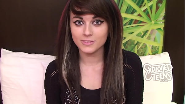 Piccola teenager amatoriale russa alle prime armi è protagonista di questo video porno