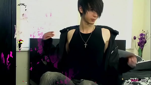 HomoEmo: El flaco Tommy May se pajea su gran polla hasta disparar una gran corrida