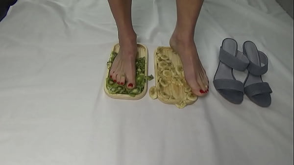 Ich zertrampele Früchte mit meinen Füßen