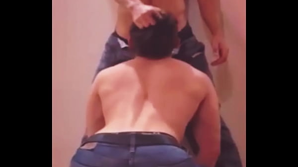 Er fickt mich in der Umkleidekabine und im Badezimmer des Fitnessstudios und kreuzt mit dem neugierigen Hetero aus dem Fitnessstudio