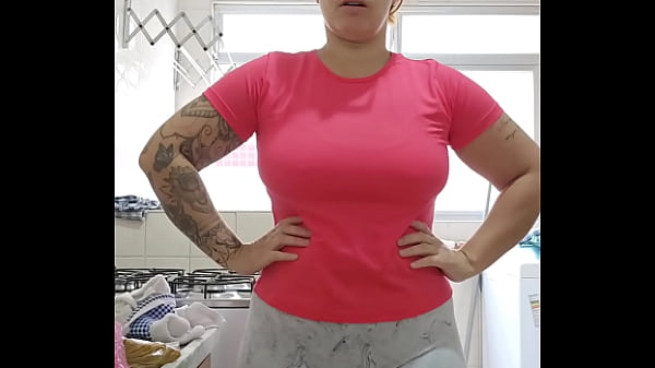 Metade de mim quer carinho e a outra metade quer sentar na sua cara e esfrega meu Bucetao