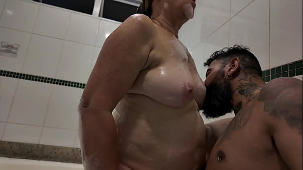 sexo na banheira de hidromassagem com a m&atilde_e do meu amigo... Espero que ele n&atilde_o descubra (Mya Milf)