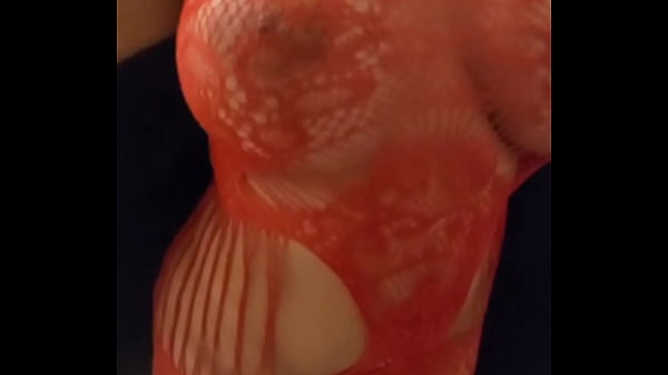 Pute latina en lingerie rouge se met à quatre pattes et abandonne sa chatte