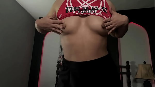 Cheerleaderin zeigt der KAMERA während der Aufnahme ihren GROSSEN ARSCH | Astarioth