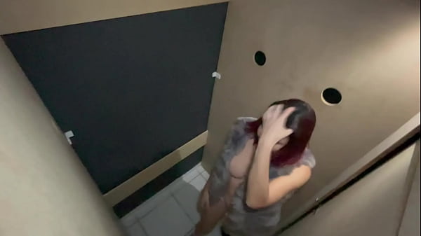 I was so horny that I fucked at GloryHole with a stranger and ended up getting filled with cum in my pussy.