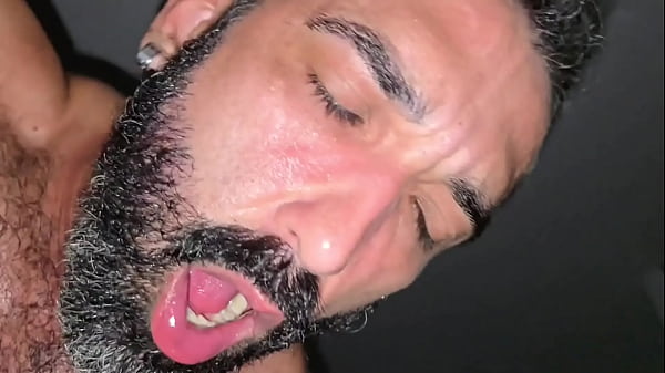 La DP gli ha dato così tanto piacere che lo ha fatto venire girando gli occhi (COMPLETO SU ROSSO)