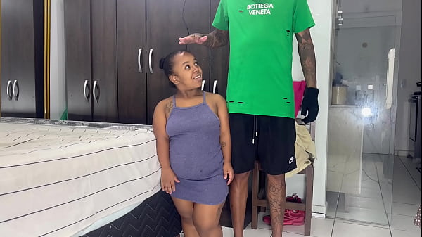 I launched Anazinha with her short height on my channel, she breastfed while standing up and asked me not to put my whole dick in her pussy if she wasn't going to spread her pussy and asked me to