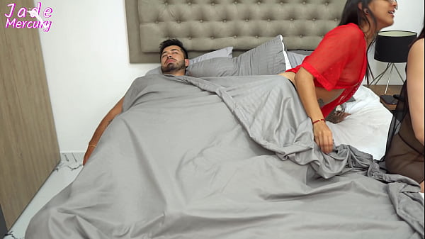 La mia sorellastra mi invita a casa sua, dividiamo il letto in tre e finisco per scoparmi suo marito