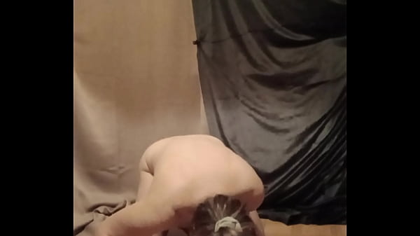 2025 04 02 L'esclave F, le museau de cochon assis, mange la pâte