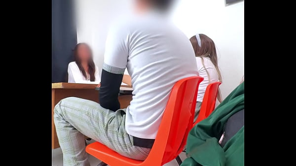 UN ENSEIGNANT MEXICAIN donne un examen extraordinaire aux étudiants en classe ! EXISTE-T-IL UNE AUTRE façon de passer TEACHER ? Il vous demande que le Corps passe la Matière !