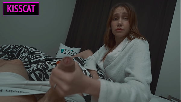 Tabu-Fantasie wird wahr? Stiefmutter hilft Stiefsohn beim gemeinsamen Bett mit der Hand, füllt aber die Muschi mit Sperma