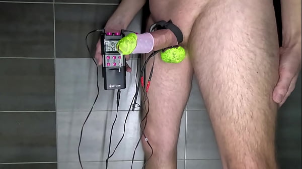 Bức tranh trứng Phục sinh trên dương vật và tinh hoàn được cạo bằng sơn cơ thể