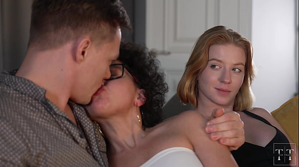 Adolescente juguetona y caliente se divierte - big_ass