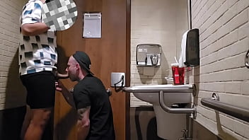 Prendre une grosse bite dans les toilettes du centre commercial !