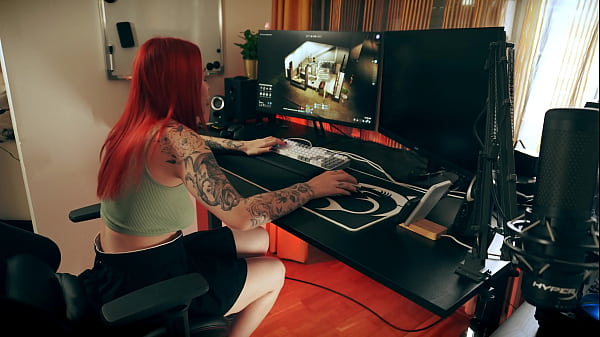 Gamer Girlfriend Gets Her Pussy Licked and Fucked While Playing PC Games