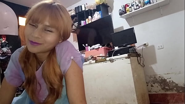 Sexy rasierte_Pussy Teen neckt