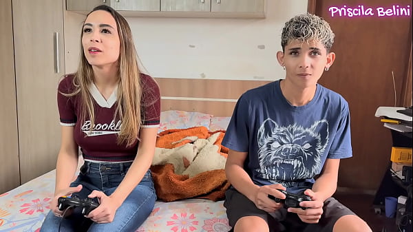 La bella ragazza si mette in mostra