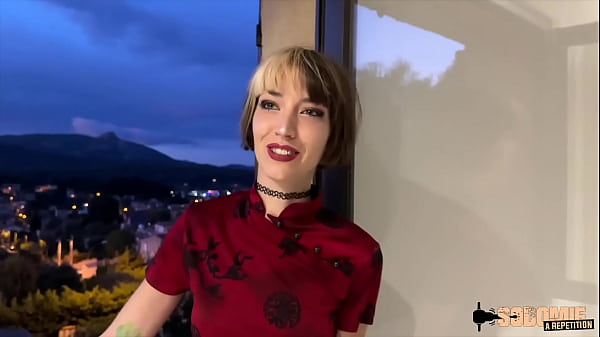 Oney, bellissima ragazza porca, si concede due cazzi per il culo