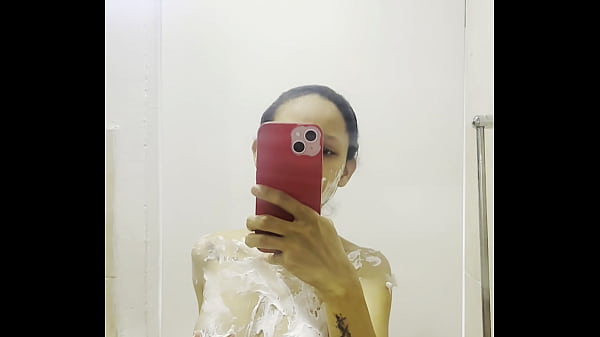 Camila Cooper spiata dalla vicina Camila Cooper spiata dalla vicina