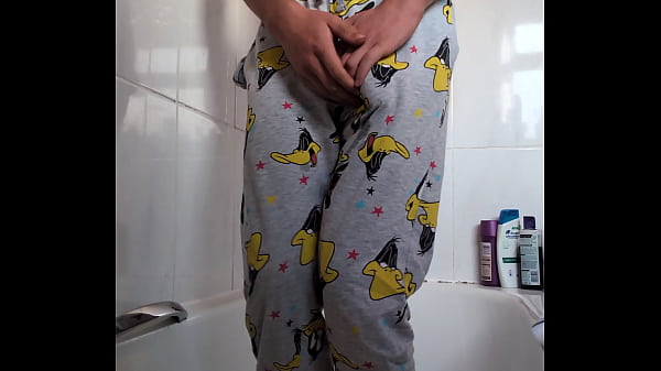 Schlafanzug eines 18-jährigen Jungen halten und benetzen