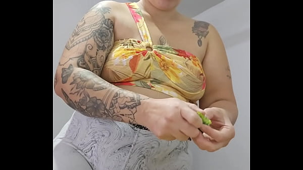 Gosto de soca o shorts na buceta pra deixa ela bem rachada