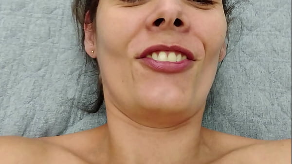 Junger Kerl fickt eine heiße 60-jährige MILF und bringt sie vor Geilheit ins Delirium