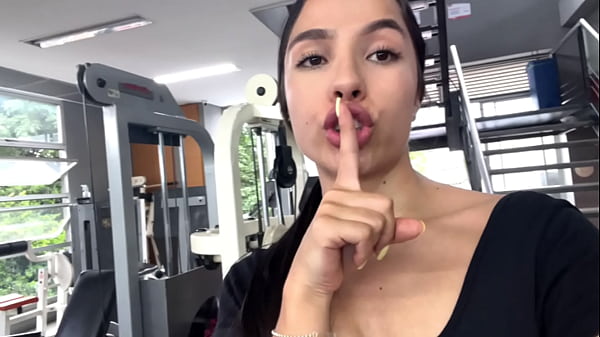 Intensive Spritzer von einem sexy Mädchen auf der Toilette im Fitnessstudio, dabei wird sie fast vom Trainer erwischt