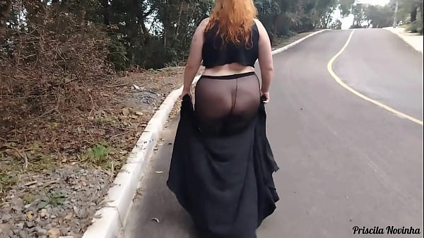 La mia giovane matrigna per le strade, indossa abiti trasparenti senza mutandine, si mette in mostra - in mutandine.