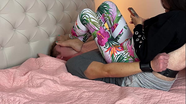 Schiavo dei piedi catturato sotto i piedi asiatici