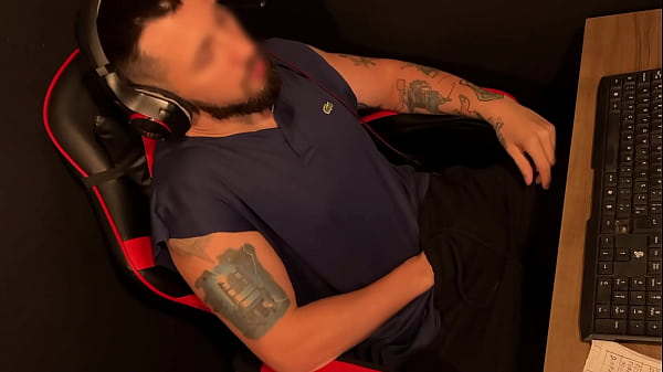 Sega che CUMING violentemente sulla sedia del giocatore &ndash_ filmata dall'alto in segreto