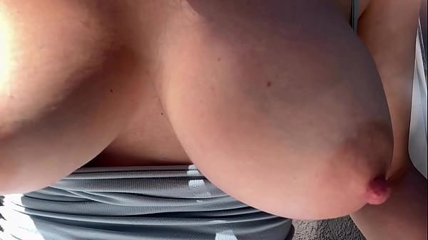 Big Tits MILF Artemisia Love Hot Solo lässt ihre Titten im Freien hüpfen, geiler AF