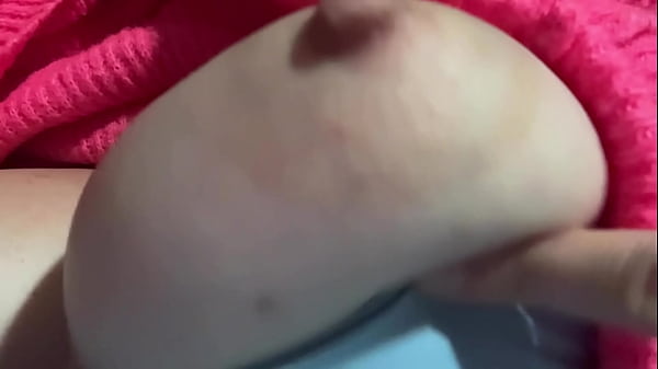 Tetas grandes italianas Artemisia Love com tesão e mostrando seus peitões para você ao ar livre