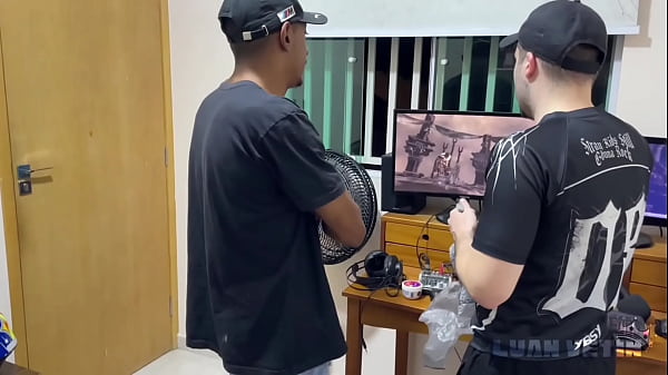 Chico nerd, no se puede ver a un Motoboy que quiera sentarse en la polla del trabajador.