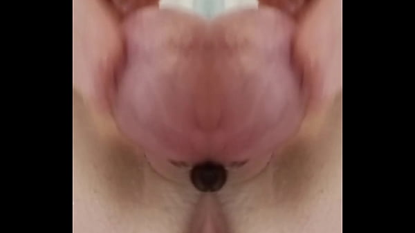 M90 20250707 Precum-Stränge tropfen auf Plug mit rosa Spitze und geknotetem Dildo nach DP. Nahaufnahme beider nebeneinander in meiner Analöffnung