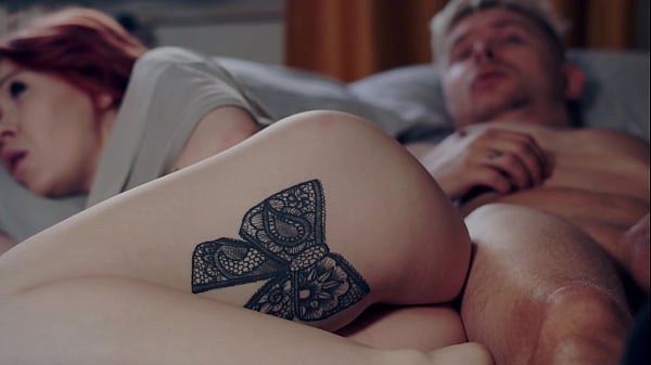 Stiefmutter teilt Bett mit Stiefsohn – frecher Nachtspaß!