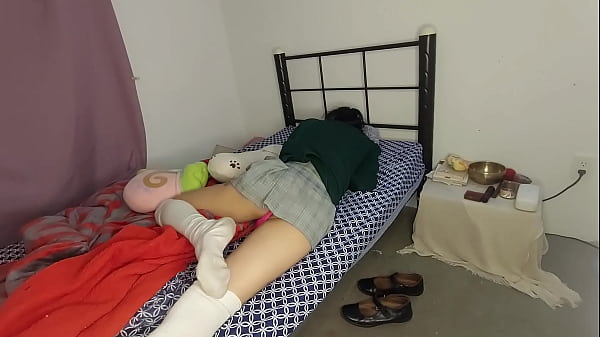Llega de la escuela y se recuesta, se le ve la tanga rosita, hermoso culo