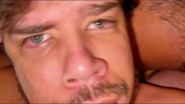 TWINK GRITANDO DE TESÃO SENDO FODIDO POR DOIS MACHOS.