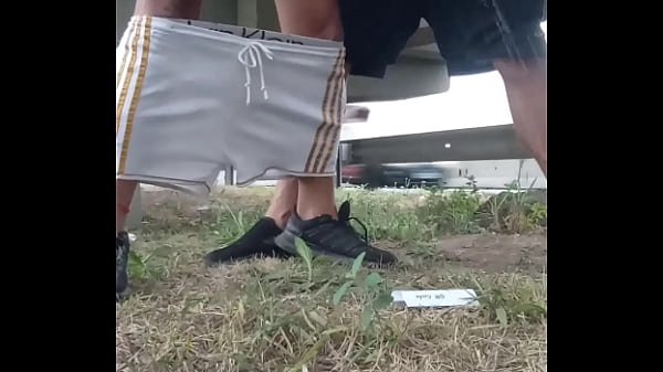 Due ragazzi dotati in passerella pisciano e sono fottutamente sexy