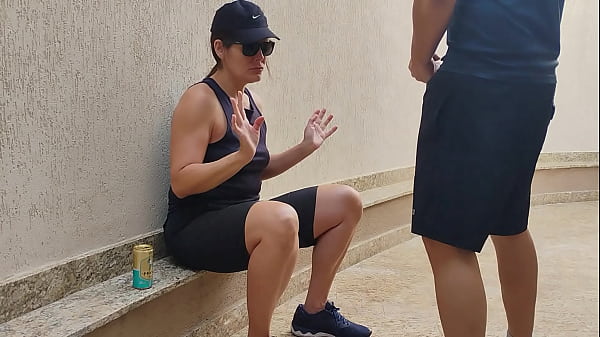 Heterosexueller Mann isst einen Schuh, bis der Schuh ein heißes nacktes Mädchen ist