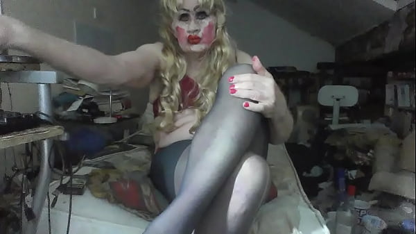 La squallida scoria fumante di suocera Sarah desidera il tuo cazzo, mentre si mostra come la puttana prostituta che è