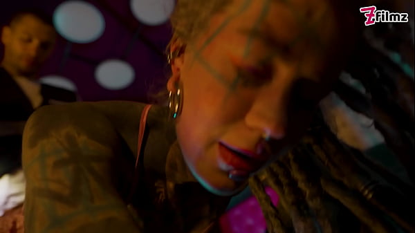 Calda ragazza adolescente con giocattoli sessuali