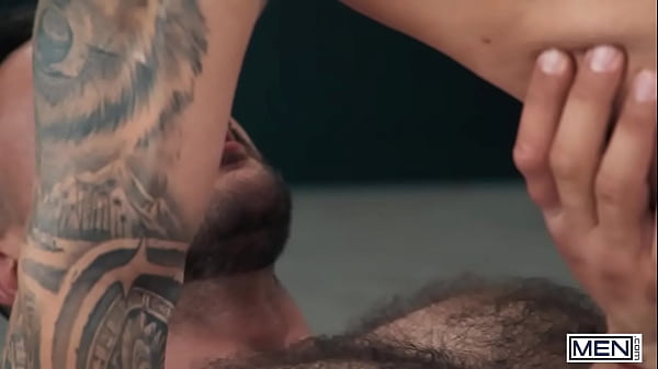 MÄNNER – Die Küsse am Pool von Sir Peter und John Brachalli führen zu einem intensiven 69-Grad und einem cremigen Gesichtsfinish