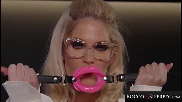 Attraktives junges Mädchen zieht sich aus