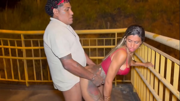 Wife showing off on Av Dutra and then a gifted man appears and she's dating hot