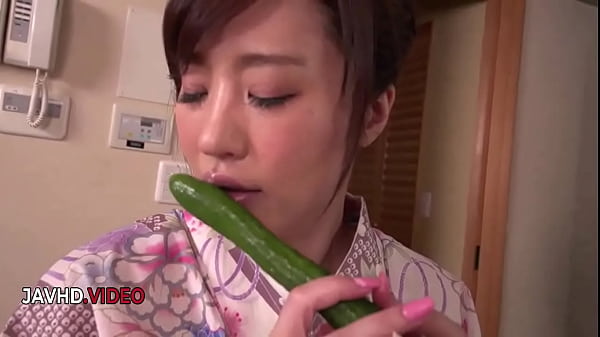 La MILF asiatica amatoriale Ryouka Shinoda si diverte con un gioco da solista bollente usando i giocattoli che raggiungono le vette del piacere MILF