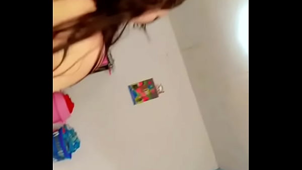 ENCUENTRO A MI HERMANASTRA ASI EN SU HABITACION &quot_ESCUCHA LO QUE LE DIGO PARA QUE SE DEJE QUE ES UN JUEGUITO&quot_ (porn casera)
