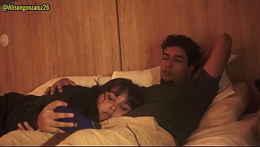 Viendo Netflix con mi hermanastra y no pude evitar apoyar mi pene en su boca (casi nos descubren)