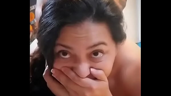 Mi vecino vino a repararme el televisor y termin&eacute_ poniendome en cuatro para recibir su verga