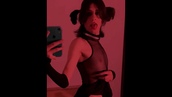 Gothic-Schlampe liebt es, ihre Fotze mit großen Gegenständen aufzubrechen