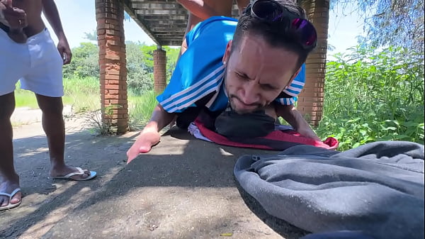 पार्क में सबसे बड़ा तांडव, 3 कैरियोकस अपने दोस्तों को ढेर सारा दूध पिला रहे हैं।